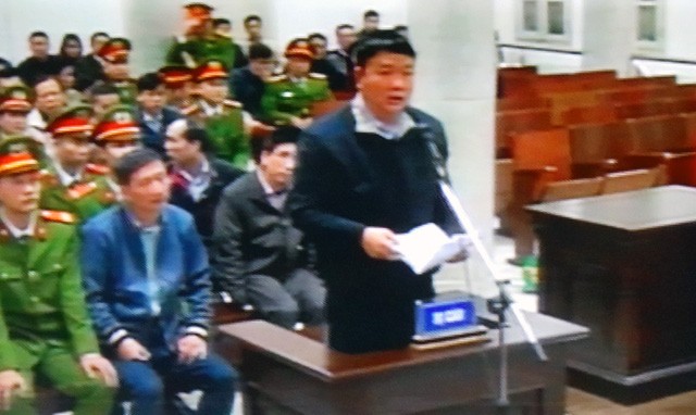 Cuối buổi xét xử sáng 16/1, bị cáo Đinh La Thăng được yêu cầu lên đối đáp.