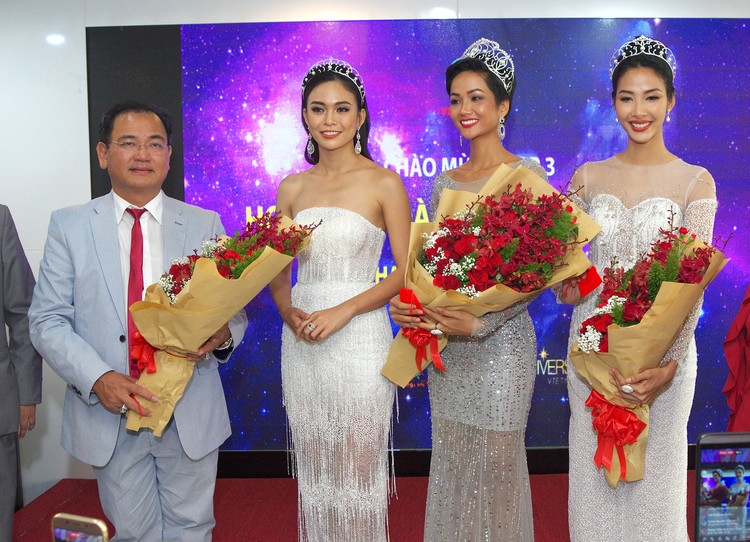 Ông Từ Văn Phước, Chủ tịch HĐQT Việt Úc Group tặng hoa cho Top 3 Hoa hậu Hoàn vũ Việt Nam 2017.
