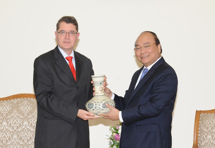 Thủ tướng Nguyễn Xuân Phúc tặng quà kỷ niệm cho Đại sứ Áo Thomas Schuller Gotzburg. Ảnh: VGP