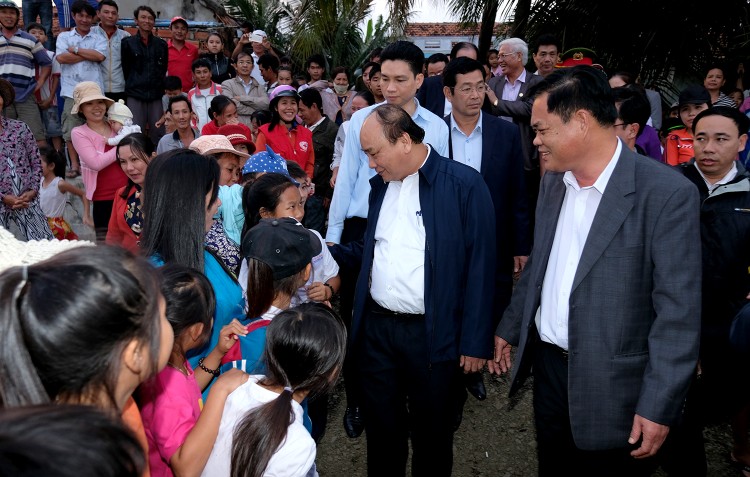Thủ tướng thăm hỏi bà con xã An Phú, thành phố Tuy Hòa - Ảnh: VGP
