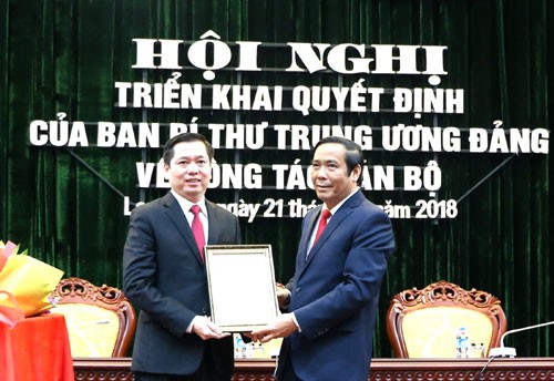 Đồng chí Nguyễn Thanh Bình, Ủy viên Trung ương Đảng, Phó Trưởng ban Thường trực Ban Tổ chức Trung ương trao Quyết định cho đồng chí Nguyễn Long Hải.