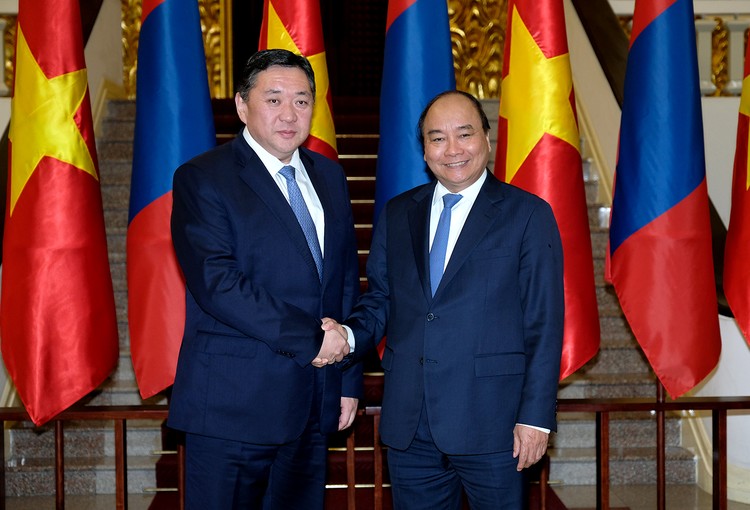 Thủ tướng Nguyễn Xuân Phúc và Chủ tịch Quốc hội Mông Cổ Miyegombo Enkhbold - Ảnh: VGP