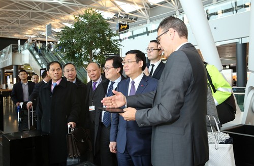Phó Thủ tướng Vương Đình Huệ nghe lãnh đạo Zurich Airport giới thiệu về các hạng mục đầu tư sân bay Zurich. Ảnh: VGP