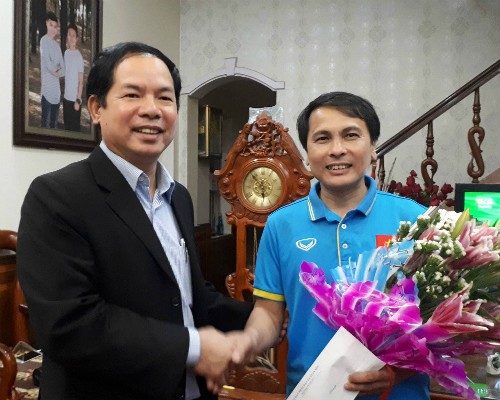 Ông Tạ Đức Minh, Chủ tịch xã Xuân Nộn, đến chúc mừng gia đình Quang Hải sau trận đấu. 