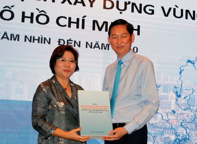 Thứ trưởng Bộ Xây dựng Phan Thị Mỹ Linh trao hồ sơ điều chỉnh quy hoạch vùng TPHCM cho Phó Chủ tịch UBND TPHCM Trần Vĩnh Tuyến. Ảnh: VGP