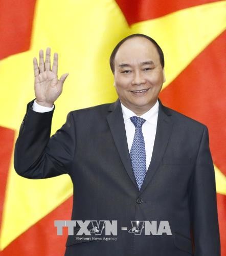 Sáng 24/1, Thủ tướng Nguyễn Xuân Phúc và Phu nhân dẫn đầu đoàn Cấp cao Việt Nam rời Hà Nội, lên đường đi Ấn Độ. Ảnh: TTXVN