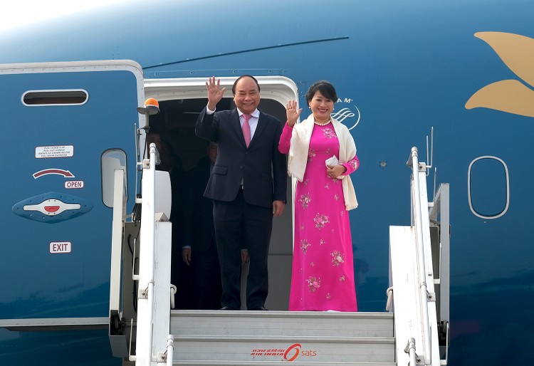 Thủ tướng, Phu nhân và đoàn Việt Nam đến sân bay Palam, New Delhi. Ảnh: VGP
