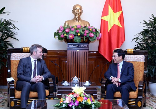 Phó Thủ tướng Phạm Bình Minh tiếp Quốc vụ khanh Bộ Châu Âu và Ngoại giao Pháp Baptiste Lemoyne. Ảnh: VGP