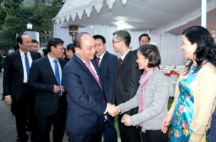 Thủ tướng và Đoàn công tác đến thăm Đại sứ quán Việt Nam tại Ấn Độ. Ảnh: VGP