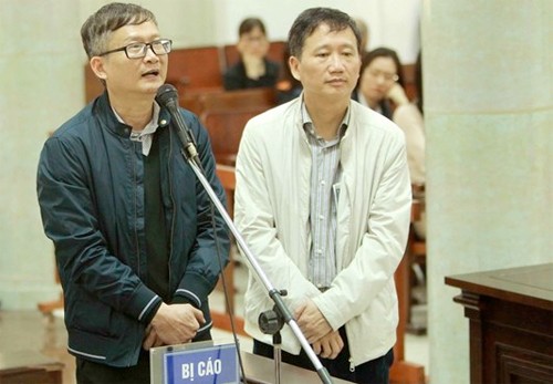 Bị cáo Đinh Mạnh Thắng (áo khoác sẫm màu) đối chất với bị cáo Trịnh Xuân Thanh. Ảnh: VietnamPlus