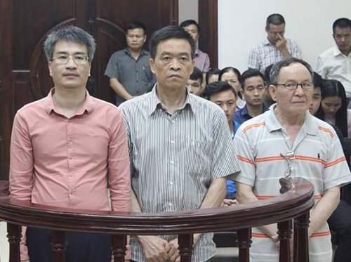 Giang Kim Đạt, Trần Văn Liêm, Trần Văn Khương (từ trái qua) tại phiên tòa phúc thẩm.