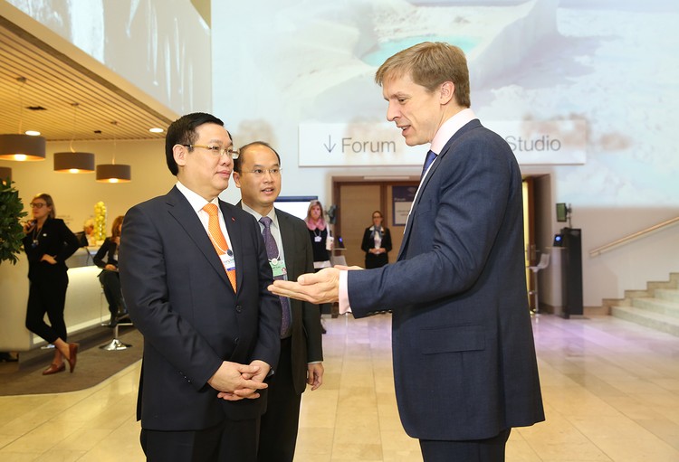 Phó Thủ tướng Vương Đình Huệ trao đổi với đại diện WEF. Ảnh: VGP