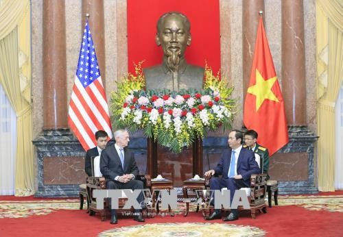 Chủ tịch nước Trần Đại Quang tiếp Bộ trưởng Bộ Quốc phòng Hoa Kỳ. Ảnh: TTXVN