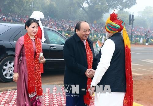 Thủ tướng Ấn Độ Narendra Modi đón Thủ tướng Nguyễn Xuân Phúc và Phu nhân đến dự buổi lễ. Ảnh: TTXVN
