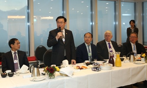 Phó thủ tướng Vương Đình Huệ tại buổi gặp 25 doanh nghiệp. Ảnh: VGP