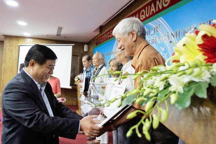 Bộ trưởng Nguyễn Chí Dũng mừng thọ cho các đồng chí cán bộ lão thành.