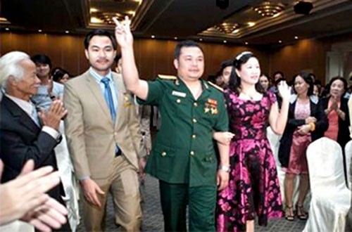 Lê Xuân Giang luôn xuất hiện với trang phục quân đội trong các buổi gặp gỡ nhà đầu tư.