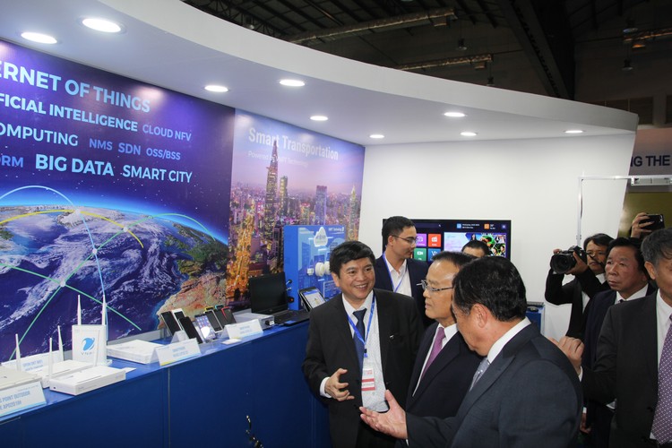 Ông Ngô Hùng Tín – Chủ tịch HĐTV VNPT Technology giới thiệu các sản phẩm và giải pháp nổi bật của VNPT Technology với quan khách Lào tại triển lãm LAO ICT EXPO 2018