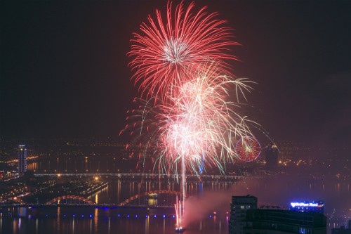 Tết Dương lịch vừa qua Đà Nẵng cũng tổ chức bắn pháo hoa trên sông Hàn, kinh phí từ nguồn xã hội hóa.