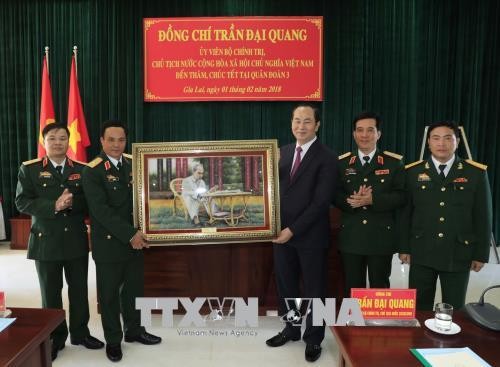 Chủ tịch nước Trần Đại Quang thăm, chúc Tết và tặng quà cho cán bộ, chiến sĩ Bộ Tư lệnh Quân đoàn 3. Ảnh: TTXVN