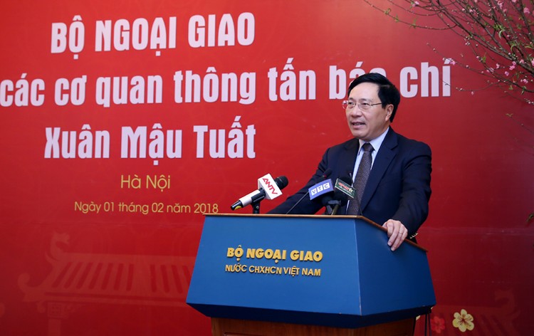 Phó Thủ tướng Phạm Bình Minh phát biểu tại buổi gặp gỡ báo chí. Ảnh: VGP