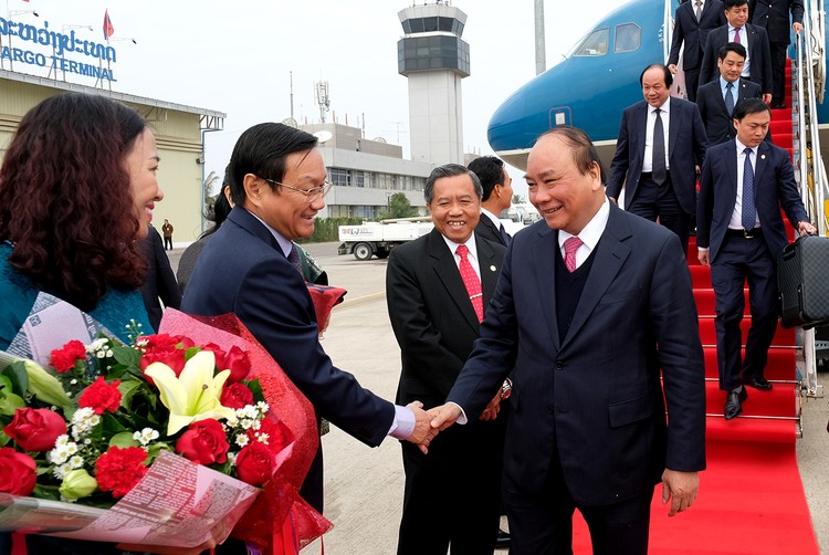 Thủ tướng Nguyễn Xuân Phúc và đoàn đại biểu cấp cao Chính phủ Việt Nam đến sân bay quốc tế Wattay, thủ đô Vientiane, Lào. Ảnh: VGP