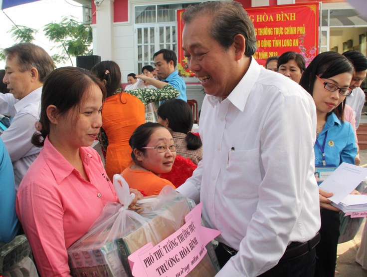 Phó Thủ tướng Trương Hòa Bình trao quà cho công nhân nghèo tại Khu công nghiệp Thuận Đạo (huyện Cần Đước, Long An). Ảnh: VGP