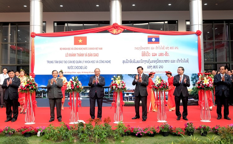 Hai Thủ tướng cắt băng khánh thành Trung tâm đào tạo cán bộ quản lý KHCN Lào. Ảnh: VGP