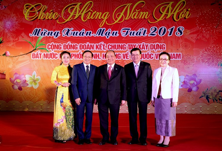 Thủ tướng Nguyễn Xuân Phúc cùng Thủ tướng Lào và Phu nhân (bên phải) dự cuộc gặp mặt. - Ảnh: VGP