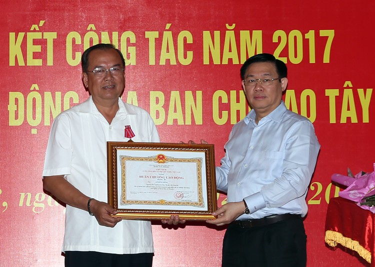 Phó Thủ tướng Vương Đình Huệ trao Huân chương Lao động hạng 3 cho ông Lê Hùng Dũng, nguyên Phó Trưởng Ban chỉ đạo Tây Nam Bộ.