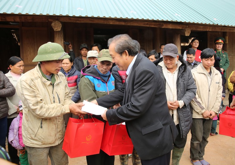 Phó Thủ tướng Thường trực Chính phủ Trương Hoà Bình trao quà cho các hộ gia đình khó khăn của xã Vầy Nưa, huyện Đà Bắc - Ảnh: VGP
