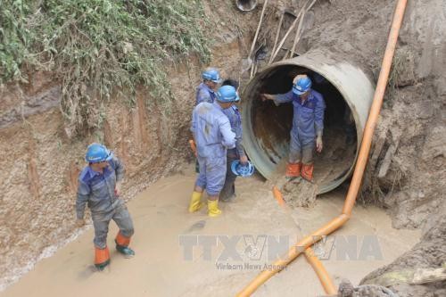 Vào khoảng 3h30 sáng 13/8/2015, đường ống dẫn nước sông Đà bị vỡ lần thứ 13 tại vị trí km28 + 650, thuộc địa bàn huyện Thạch Thất (Hà Nội). Ảnh: TTXVN