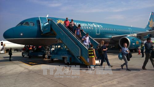 Hành khách xuống Sân bay Quốc tế Nội Bài (Hà Nội). Ảnh: TTXVN