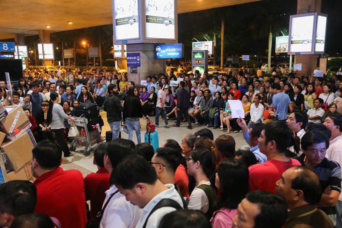 Những ngày cận Tết, tại khu vực ga quốc tế sân bay Tân Sơn Nhất luôn trong tình trạng đông nghẹt người từ sáng đến đêm. Khoảng 21h ngày 6/2 (21 tháng Chạp), khu vực cửa ra vào vẫn có hàng nghìn người đến đón Việt kiều về nước ăn Tết. Nhân viên an ninh liê