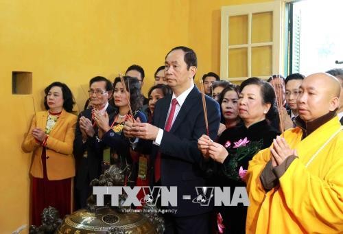 Chủ tịch nước Trần Đại Quang và Phu nhân dâng hương tưởng nhớ Bác Hồ. Ảnh: TTXVN