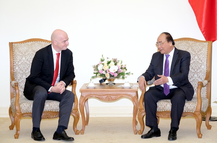 Thủ tướng Nguyễn Xuân Phúc và Chủ tịch FIFA Gianni Infantino - Ảnh: VGP
