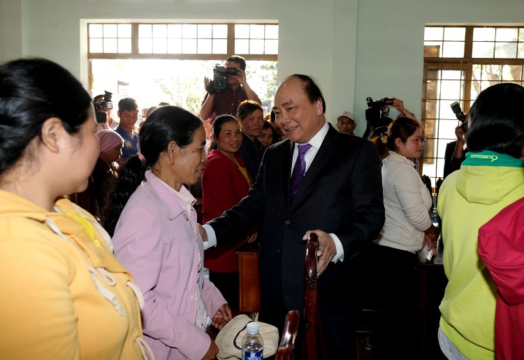 Thủ tướng Nguyễn Xuân Phúc cùng đồng bào xã Ea Tiêu, huyện Cư Kuin. - Ảnh: VGP