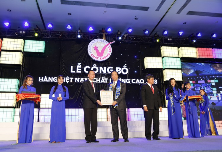 Ông Nguyễn Phước Hải, Tổng Giám đốc Công ty Máy tính CMS (đứng giữa, hàng đầu) nhận chứng nhận từ Ban tổ chức