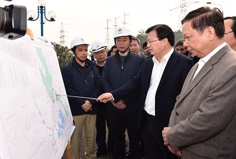 Phó Thủ tướng Trịnh Đình Dũng thị sát khu vực mở rộng nhà máy thủy điện Hòa Bình - Ảnh: VGP