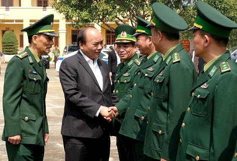 Thủ tướng Nguyễn Xuân Phúc thăm hỏi, động viên các chiến sĩ tại Bộ Chỉ huy Bộ đội Biên phòng tỉnh Đắk Nông - Ảnh: VGP