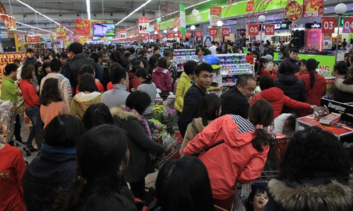 Các siêu thị đều phải tăng quầy thanh toán nhưng khách vẫn phải xếp hàng chờ đợi khá lâu.
