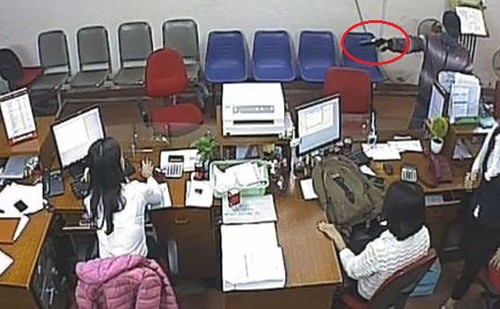 Hình ảnh kẻ cướp cầm súng lao vào ngân hàng bị camera ghi lại. Ảnh: Chụp màn hình.