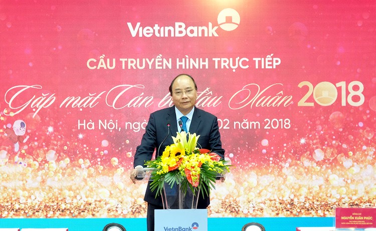 Thủ tướng Nguyễn Xuân Phúc nói chuyện với cán bộ, người lao động Vietinbank. Ảnh: VGP