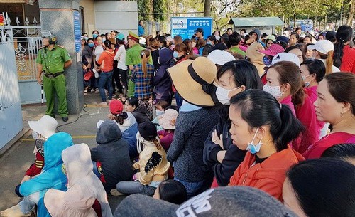 Hàng nghìn công nhân ở Đồng Nai vây trụ sở công ty đòi lương hồi trước Tết Nguyên đán. 