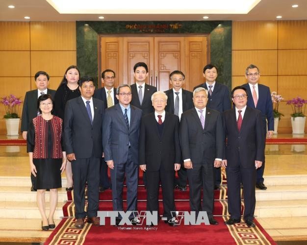 Tổng Bí thư cùng Trưởng các cơ quan đại diện ngoại giao 9 nước ASEAN. Ảnh: TTXVN