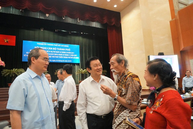 Nguyên Chủ tịch nước Trương Tấn Sang, Bí thư Thành ủy TPHCM Nguyễn Thiện Nhân trao đổi cùng đại biểu bên lề hội nghị