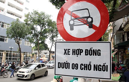 Biển cấm xe Uber, Grab trên đường phố Hà Nội. 