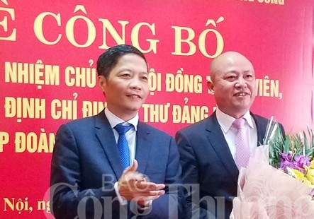 Bộ trưởng Trần Tuấn Anh trao quyết định và chúc mừng ông Nguyễn Phú Cường.