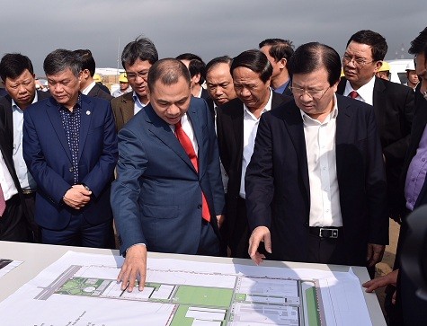 Phó Thủ tướng Trịnh Đình Dũng thăm công trường xây dựng Tổ hợp sản xuất ô tô Vinfast - Ảnh: VGP