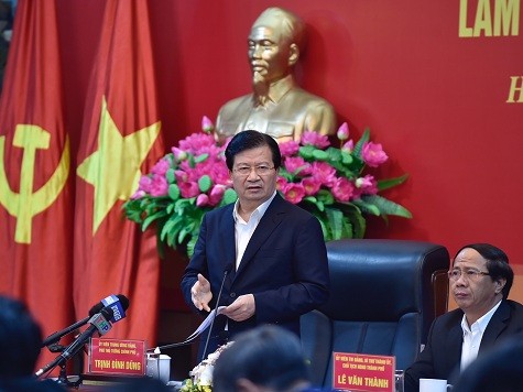 Phó Thủ tướng Trịnh Đình Dũng phát biểu tại cuộc làm việc - Ảnh: VGP